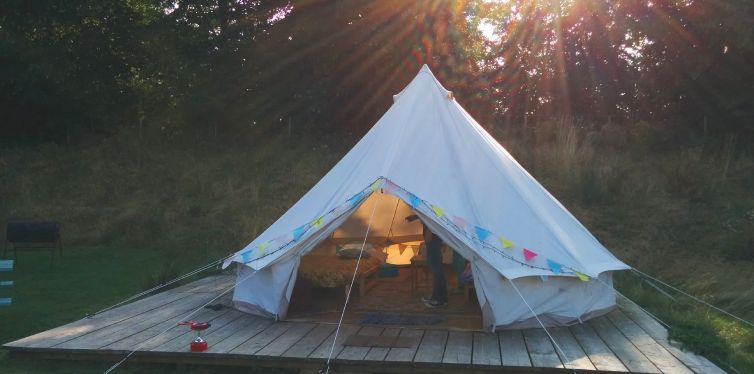 glamping dans une tente luxe dans la forêt